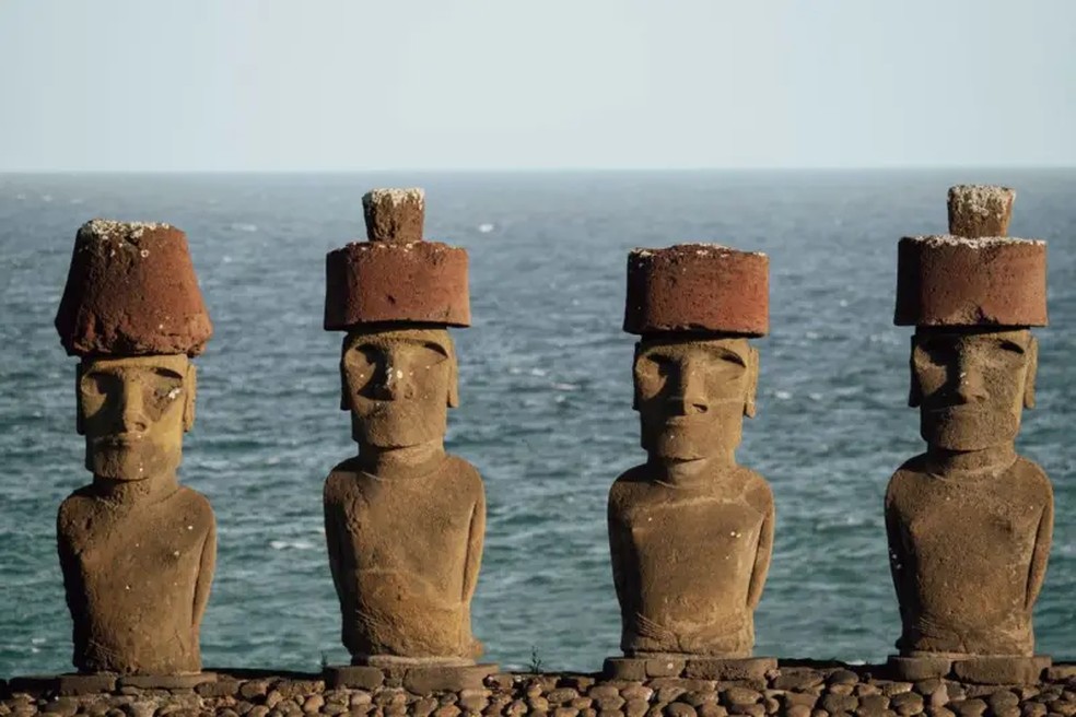 Mais de 90% dos monolitos ainda de pé estão posicionados ao longo da costa — Foto: BBC/Getty Images