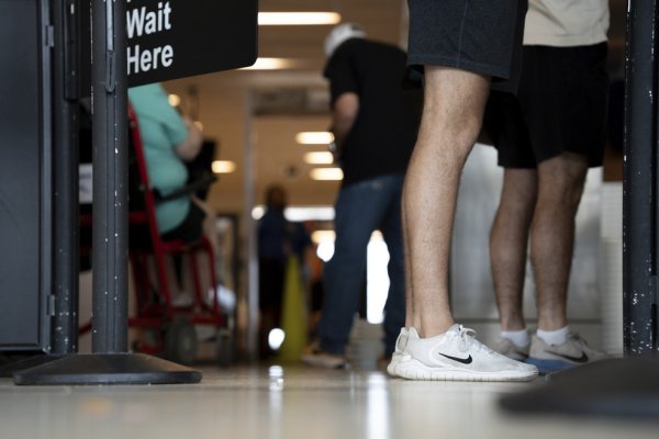 8u Por que não é mais obrigatório tirar os sapatos em controles de segurança de voo internos nos EUA?