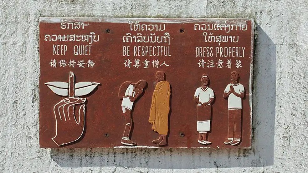 Placas espalhadas pela cidade orientam visitantes sobre normas de bom comportamento， mas elas são frequentemente ignoradas — Foto: Simon Urwin/BBC