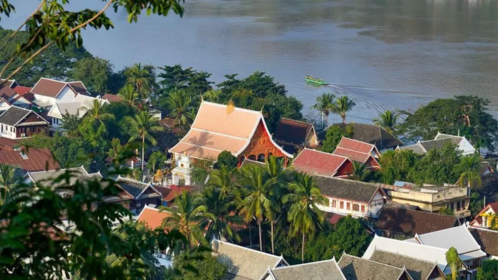 Luang Prabang fica na confluência entre os rios Khan e Mekong — Foto: Simon Urwin/BBC