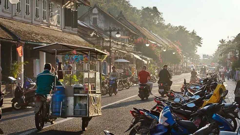 A construção da ferrovia de alta velocidade Laos-China trouxe forte crescimento do turismo para Luang Prabang — Foto: Simon Urwin/BBC