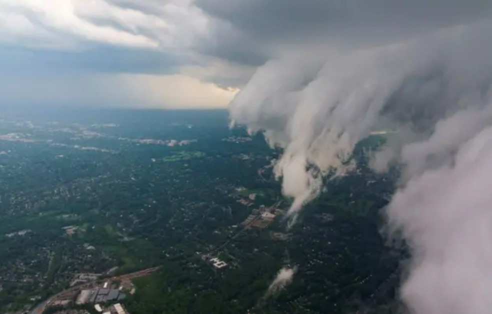 As mudanças climáticas são um dos fatores que agravam a turbulência， aumentando tanto a turbulência relacionada a tempestades quanto a turbulência de céu claro — Foto: BBC/Getty Images