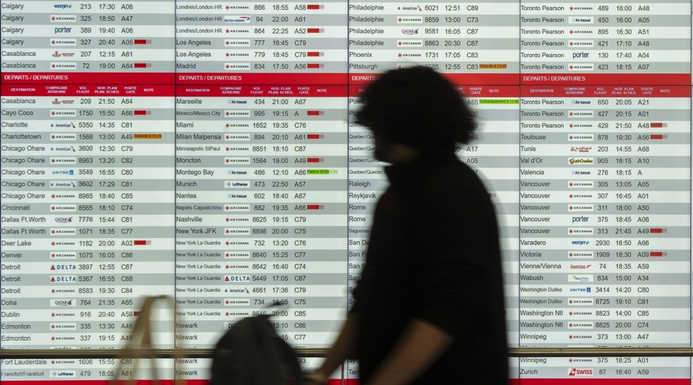 Painel de voos cancelados e atrasados da Air Canada no Aeroporto Internacional de Québec — Foto: Christinne Muschi/The Canadian Press via AP