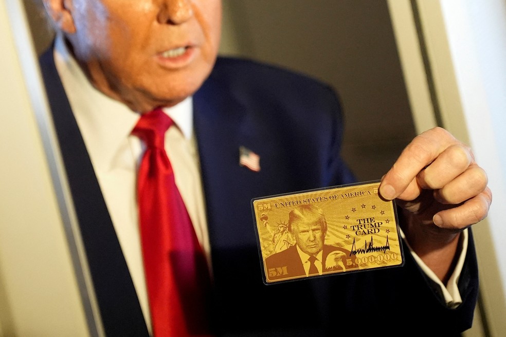 O presidente dos EUA， Donald Trump， segura um "cartão Trump" durante conversa com jornalistas em Miami， na Flórida， em 3 de abril de 2025. — Foto: Kent Nishimura/ Reuters