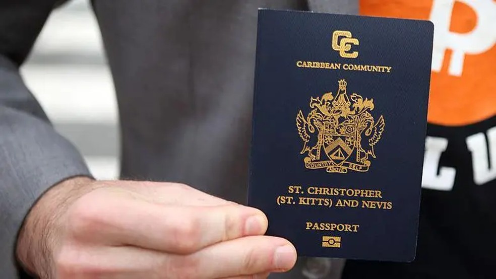 Os passaportes das cinco nações insulares oferecem aos seus portadores entrada livre de visto para a maior parte dos países — Foto: BBC/Getty Images
