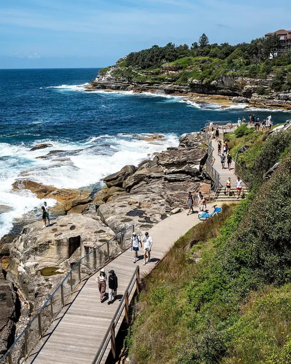 Com vistas impressionantes para o mar e uma paisagem deslumbrante， a caminhada costeira de Bondi a Bronte é uma das trilhas urbanas mais emblemáticas de Sydney. — Foto: Getty Images via BBC