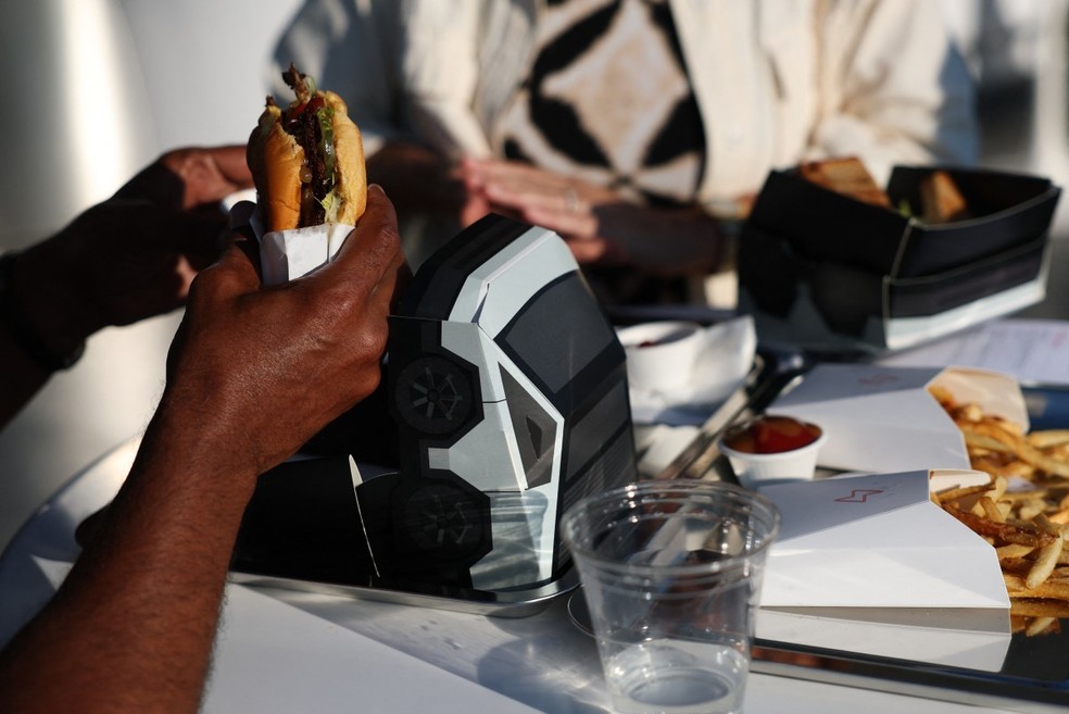 Pessoa comendo hamburger no novo restaurante de Musk — Foto: Patrick T. Fallon / AFP