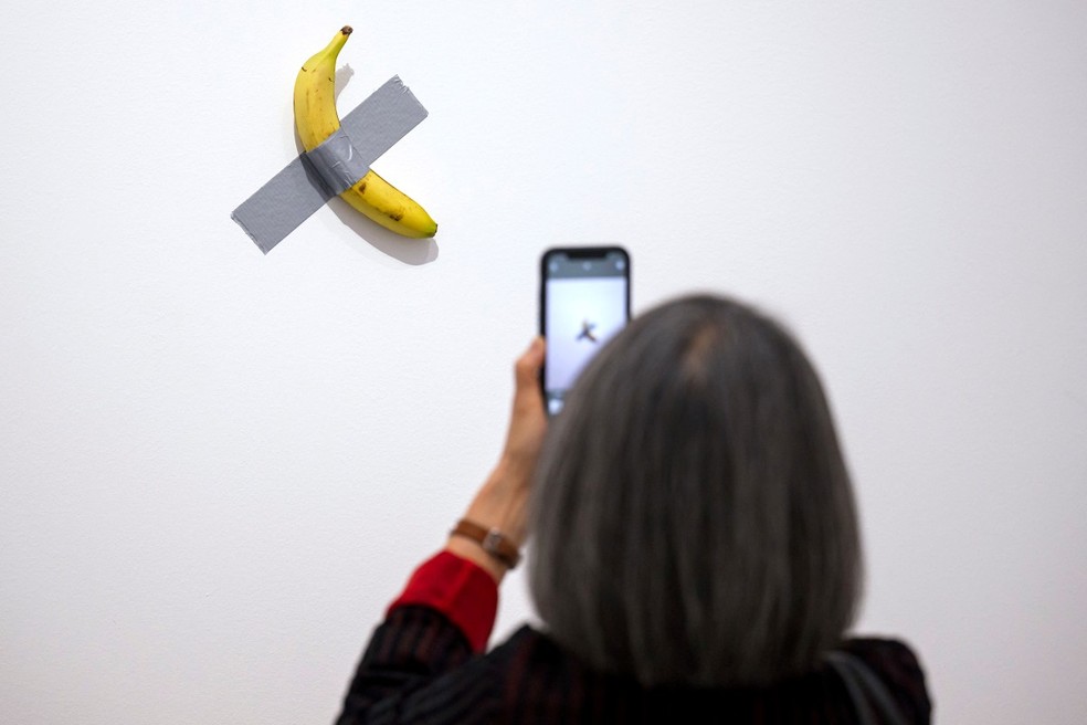 Obra "Comedian"， do artista italiano Maurizio Cattelan， exposta em museu na França — Foto: Jean-Christophe VERHAEGEN / AFP