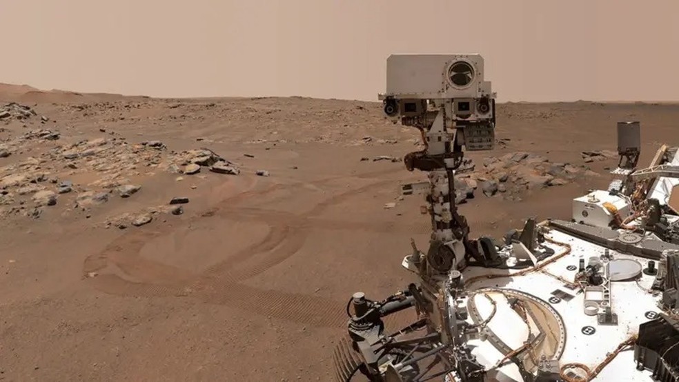 O rover Perseverance da NASA em Marte tira uma selfie — Foto: Nasa via BBC