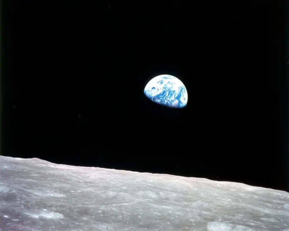 Foto do nascer da Terra， tirada pelo astronauta americano William Anders em dezembro de 1968 durante a missão Apollo 8 — Foto: Nasa via BBC