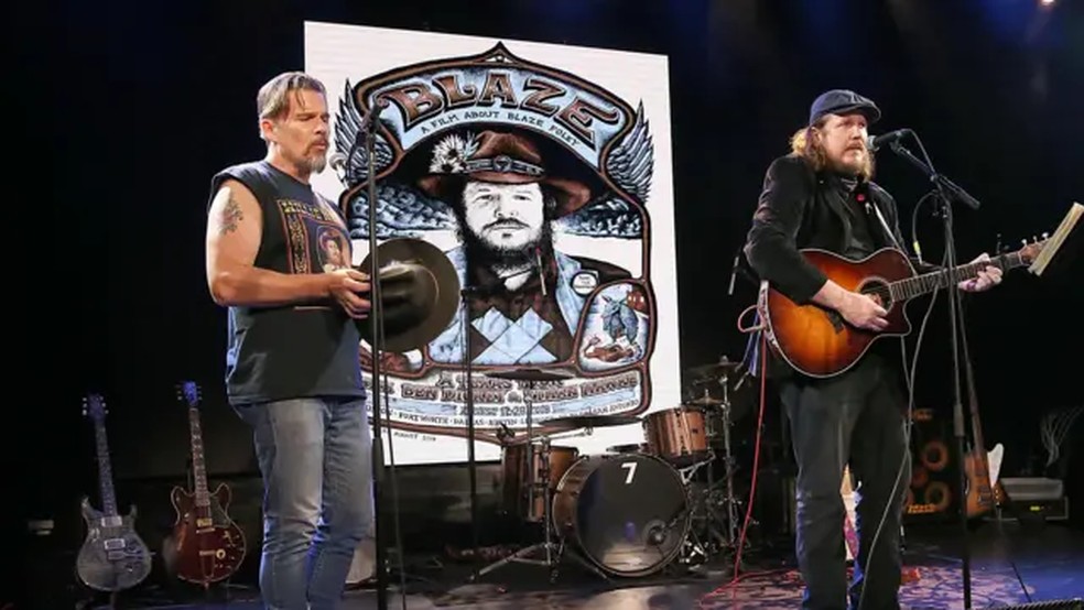 Ethan Hawke (à esquerda) e Ben Dickey cantaram após a exibição de um filme biográfico sobre Blaze Foley no Texas em 2018 — Foto: Getty Images via BBC
