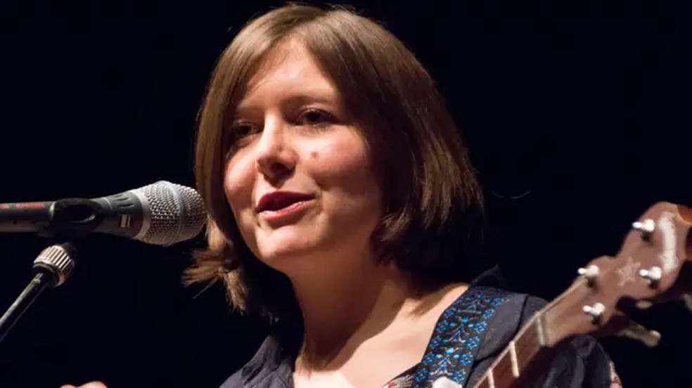 Emily Portman diz que a versão criada por inteligência artificial de sua música é "assustadora" — Foto: Getty Images via BBC