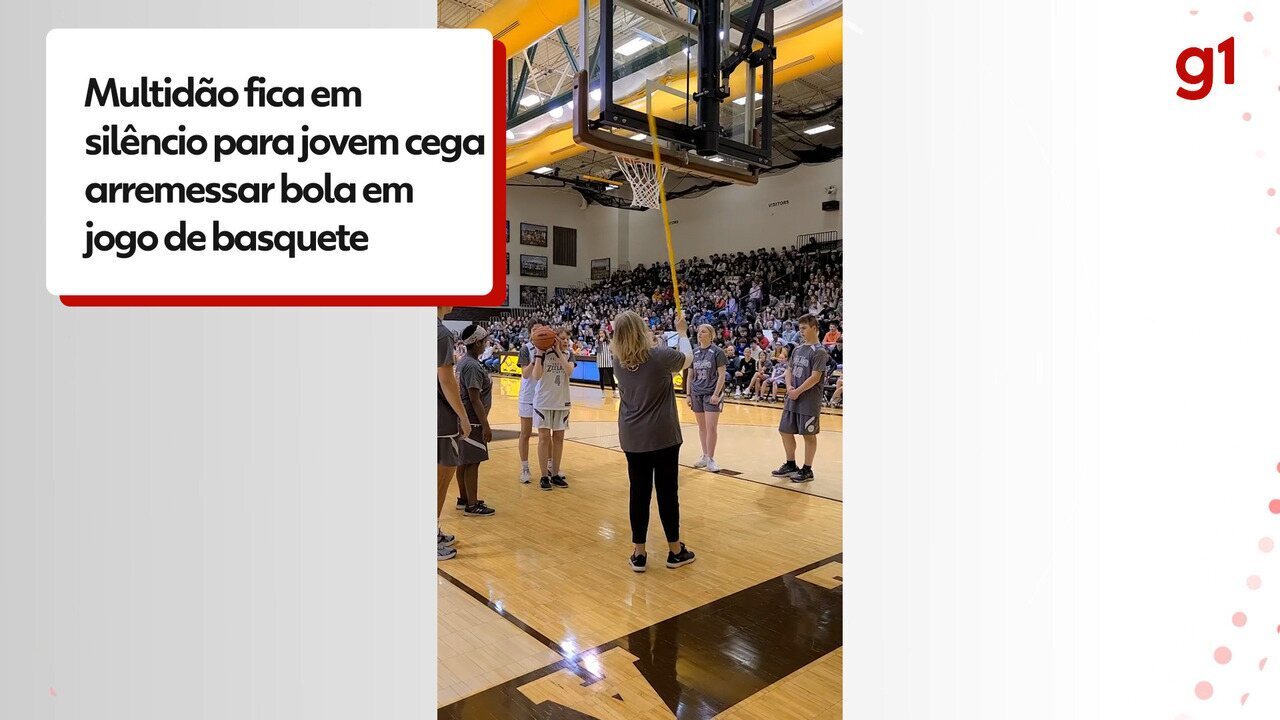 Multidão fica em silêncio para jovem cega poder arremessar bola em jogo de basquete