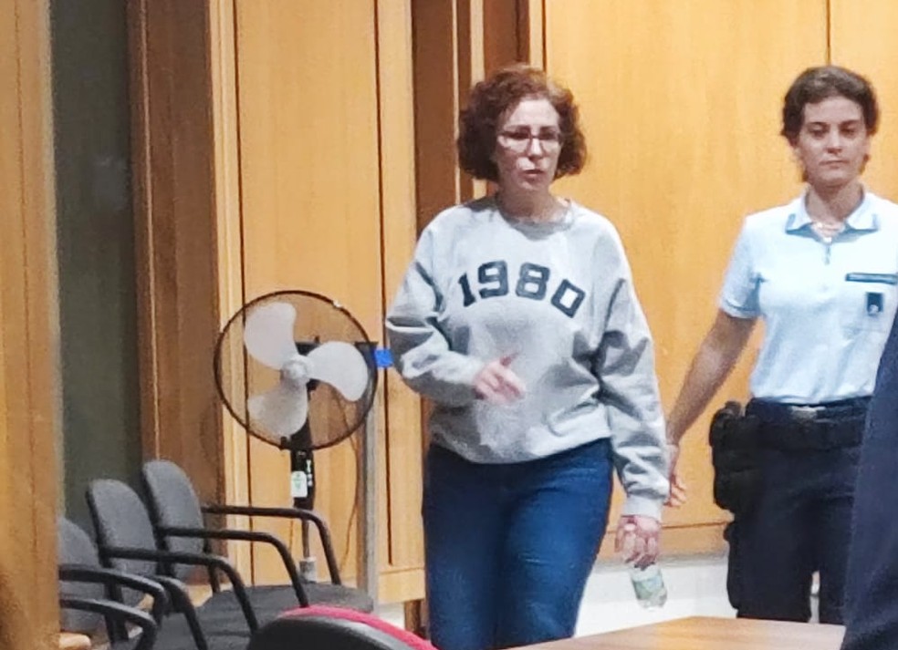 A deputada licenciada Carla Zambelli chega para audiência no Tribunal de Apelações de Roma， em 27 de agosto de 2025. — Foto: TV Globo