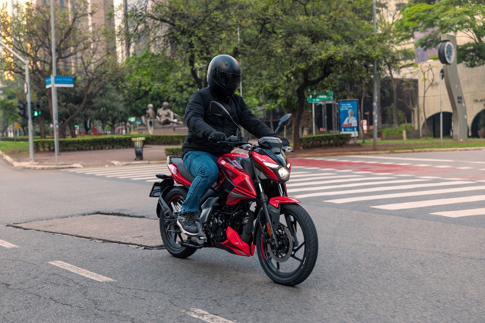 Bajaj Pulsar N150 tem motor que entrega 14 cv de potência， o mesmo da Honda CG 160 — Foto: Divulgação | Bajaj