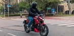 Bajaj Pulsar N150 tem motor que entrega 14 cv de potência， o mesmo da Honda CG 160
