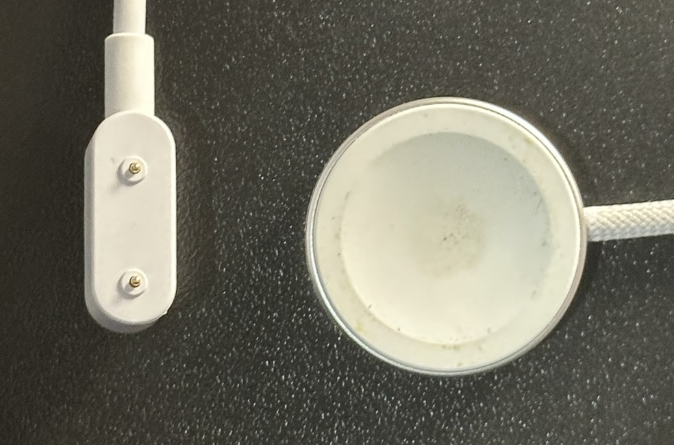 Conector do carregador do Honor ao lado de um carregador do Apple Watch — Foto: Henrique Martin/g1