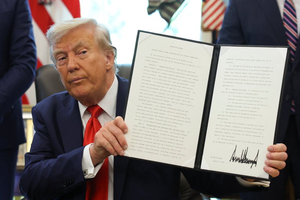 Presidente dos Estados Unidos， Donald Trump， assina ordens executivas em 25 de agosto de 2025. — Foto: REUTERS/Jonathan Ernst