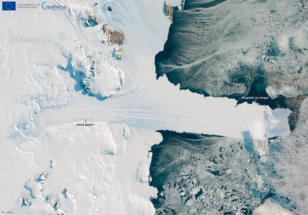 Imagem de satélite mostra o glaciar David alimentando a língua de gelo Drygalski， na Antártida Oriental， em março de 2025. — Foto: União Europeia/Copernicus Sentinel-2 imagery