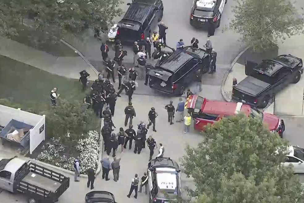Imagem de TV local mostra policiais se mobilizando — Foto: WPVI-TV/6ABC via AP