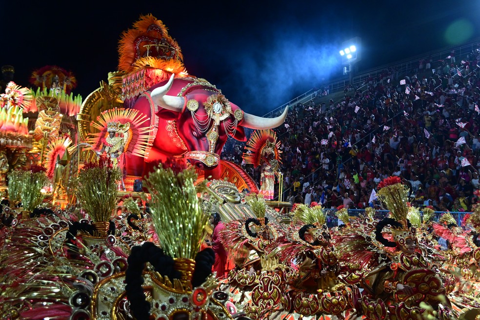 Alegoria da Unidos de Padre Miguel na Sapucaí， na primeira noite de desfiles no RJ. — Foto: Leo Franco / AgNews