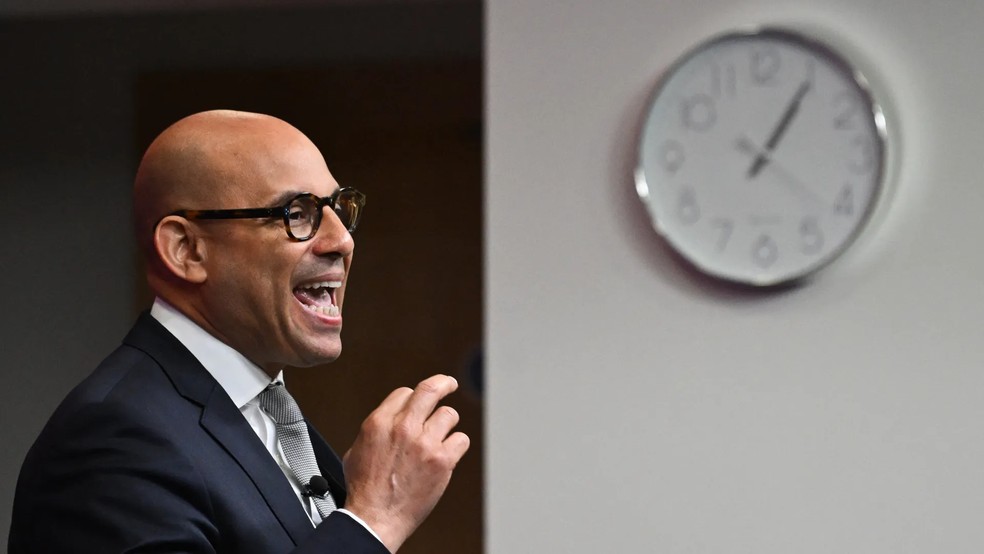 Simon Stiell， chefe da ONU para o Clima， discursa em 10 de abril de 2024 no Chatham House， em Londres， alertando o G20 sobre os riscos econômicos da crise climática. — Foto: JUSTIN TALLIS/AFP