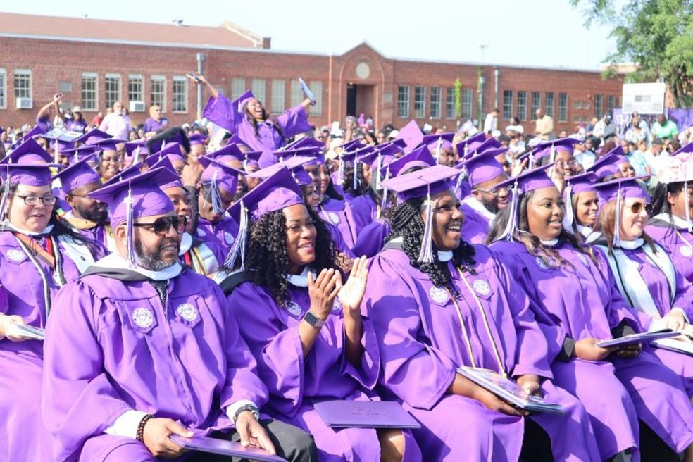 Formandos comemoram a notícia de que um doador anônimo pagou suas dívidas estudantis nos EUA — Foto: Divulgação/Wiley College