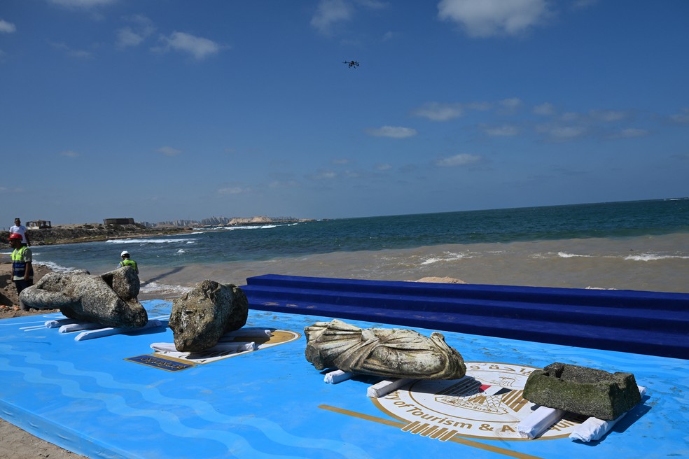 Artefatos recuperados são exibidos na baía de Abu Qir， em Alexandria， no dia 21 de agosto de 2025， como parte de um evento organizado pelo Ministério do Turismo e das Antiguidades para recuperar antiguidades submersas. — Foto: Khaled DESOUKI / AFP