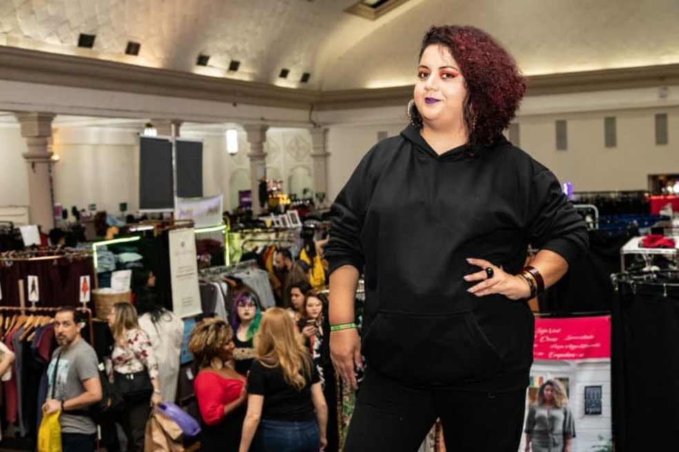 Flávia Durante em uma de suas feiras de moda plus size， quando elas ainda eram presenciais — Foto: Arquivo pessoal