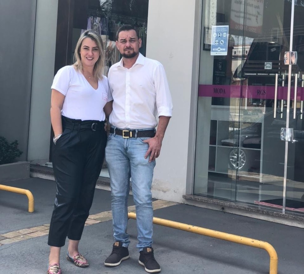 Gabriela e Rodrigo são donos de uma loja de roupas femininas e investiram no Instagram da marca para vender mais — Foto: Arquivo pessoal