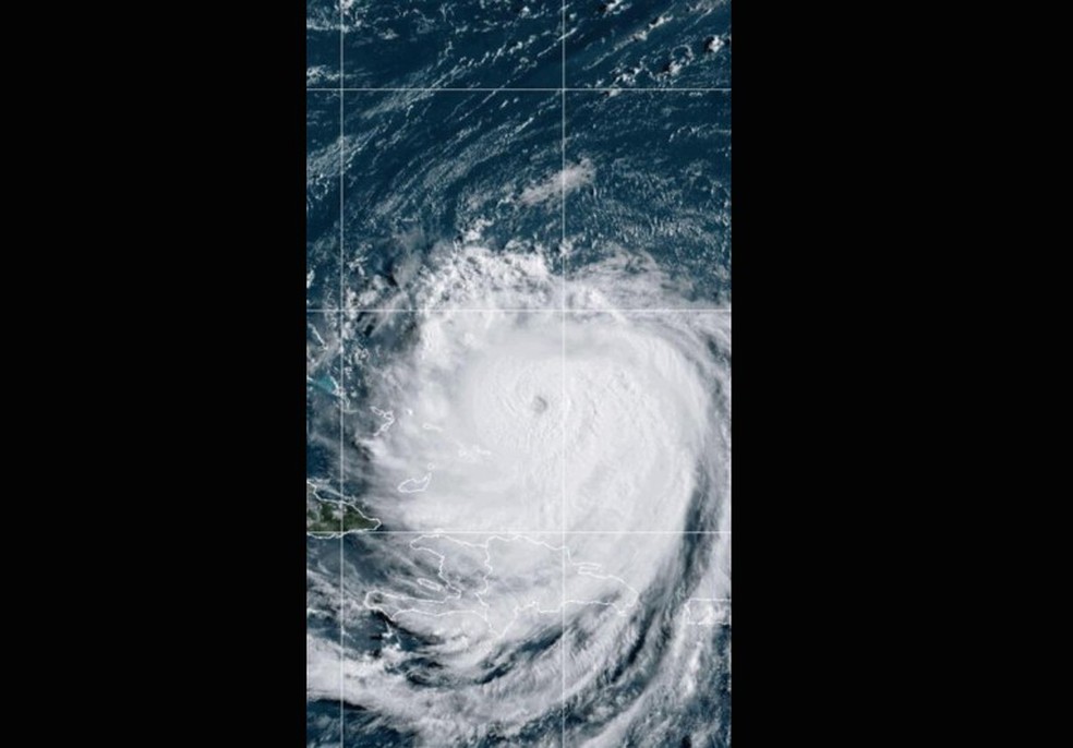 Aviões capturam o olho do furacão Erin enquanto voam durante tempestade — Foto: Associated Press
