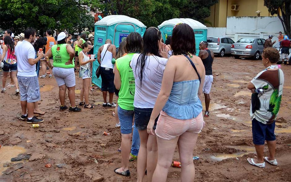 Fila para usar o banheiro químico no Carnaval de rua de Campinas (SP) — Foto: Luciano Calafiori/G1