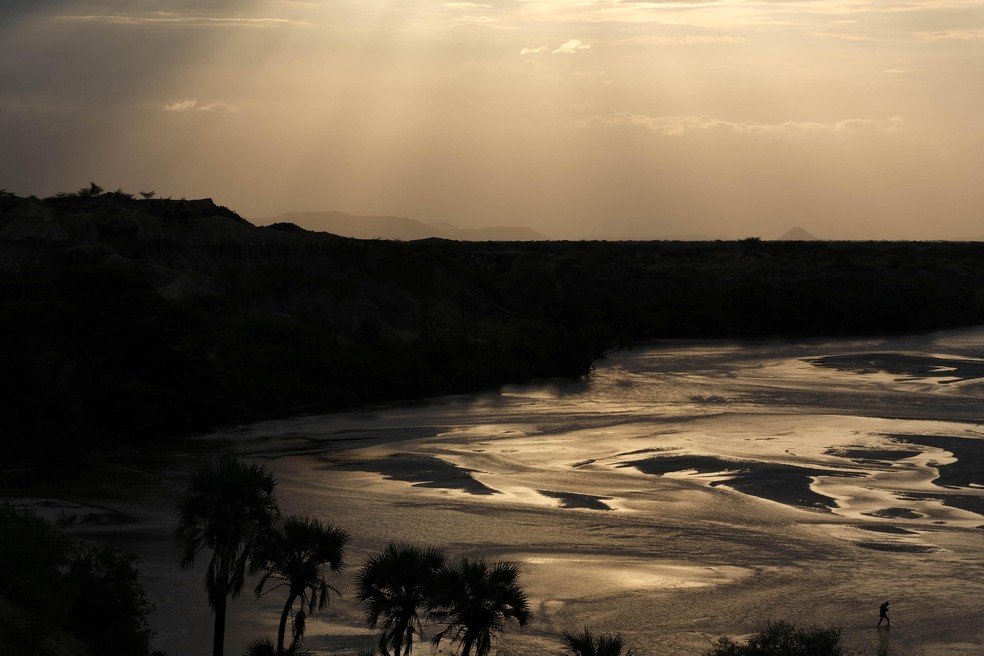 Vista do rio Turkwel， na região de Turkana， no norte do Quênia， onde foram encontrados fósseis dentários contendo peptídeos antigos — cadeias de moléculas chamadas aminoácidos， que são os “blocos de construção” das proteínas. — Foto: Daniel Green/Handout via REUTERS